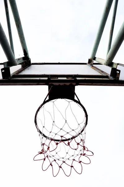 篮球篮筐近身拍摄与白色天空背景 — 图库照片