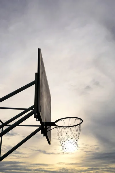 Canestro Basket Con Sfondo Cielo Tramonto — Foto Stock