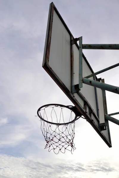 Basketbal Hoepel Met Wolken Lucht — Stockfoto