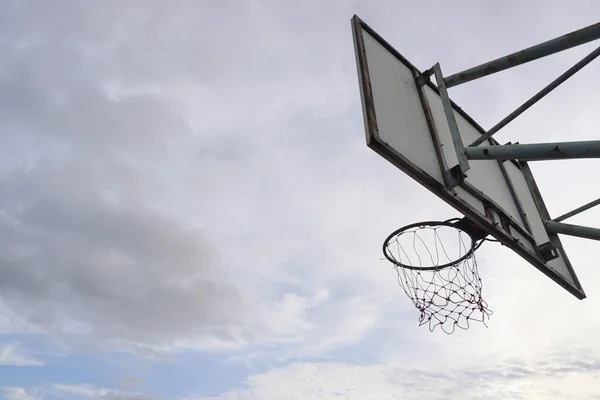 Canestro Basket Con Cielo Nuvoloso — Foto Stock