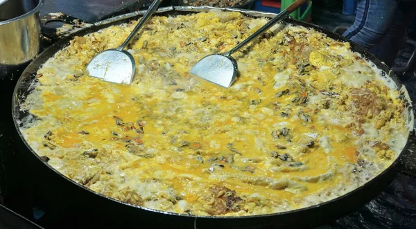 Cibo Tailandese Omelette Con Cozze Verdi Fritte Una Grande Padella — Foto Stock
