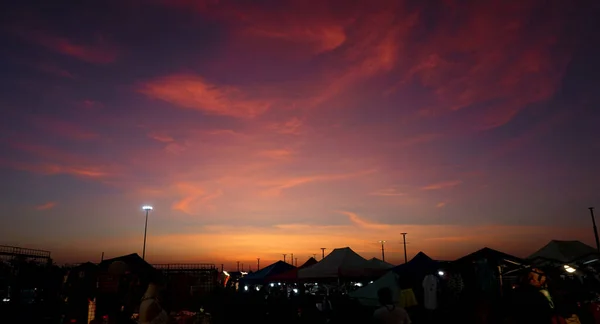 Dramatischer Himmel Mit Silhouette Des Nachtmarktes — Stockfoto