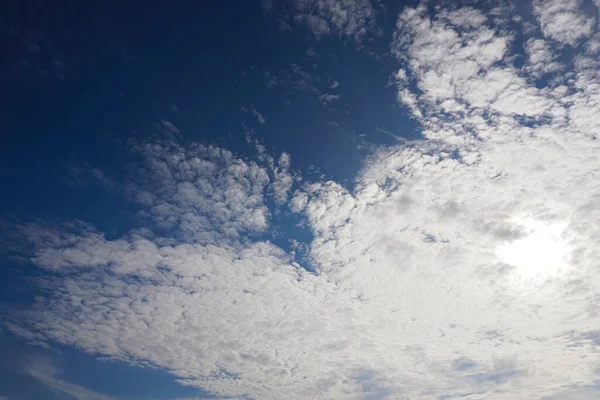 Красивые Облака Солнце Голубом Небе Природа Фон — стоковое фото