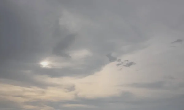 Bulutlu Gökyüzü Arkasında Güneş Doğanın Arka Planı — Stok fotoğraf