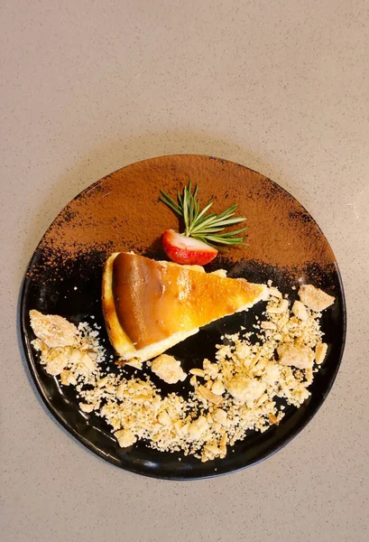 Verbrand Kaastaart Met Fruit Versieren Dessert Achtergrond — Stockfoto