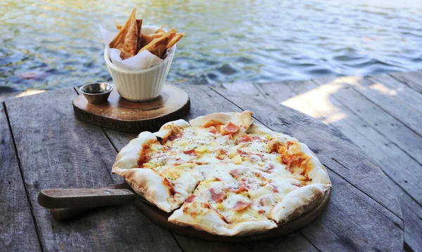 Pizza Caliente Cubierta Con Fondo Lago —  Fotos de Stock