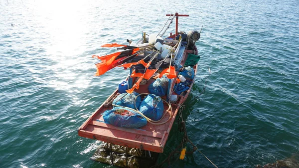 タイ王国チョンブリ県 11月14日 タイ王国チョンブリ県バンサーン市で2020年11月14日に海で小型漁船の係留 — ストック写真