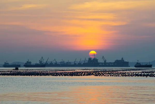 2022年10月30日 チョンブリ県シラチャ市にて 日没の空を望む港横の貨物船係留施設 — ストック写真