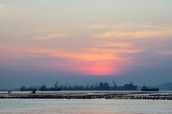Chonburi Thailand Tot Teherhajó Horgonyzó Kikötő Mellett Alkonyati Égbolttal 2022 — Stock Fotó