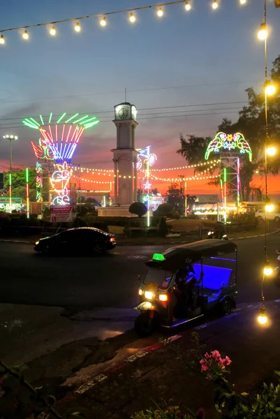 Chonburi Thailand Nov Tuk Tuk Parking Clock Tower Vibrant Lighting — Stock Photo, Image