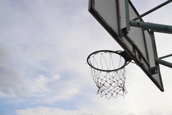 雲の空とバスケットボールのフープ — ストック写真