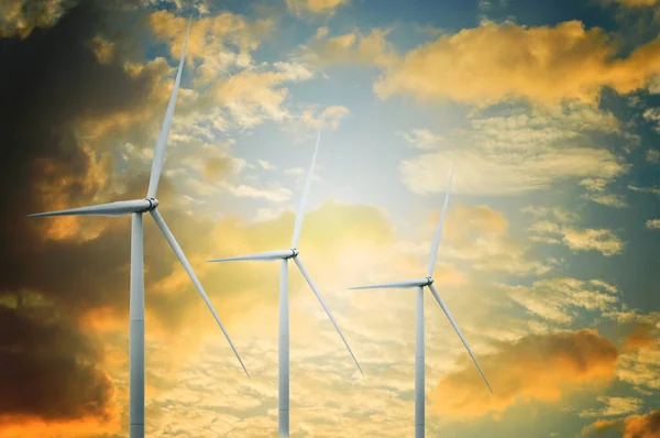 具有日落天空背景的风力涡轮机 可更换能量 — 图库照片
