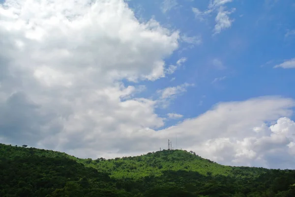 Groene Berg Met Wolken Blauwe Lucht Achtergrond — Stockfoto