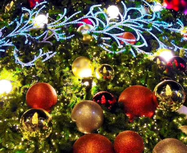 Χριστουγεννιάτικο Δέντρο Διακόσμηση Φωτισμό Κοντινό Πλάνο — Φωτογραφία Αρχείου