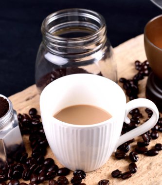 Kahve fincanı ve araç masanın üzerinde, yüksek açılı görünüm