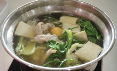 Haşlanmış sebze ve domuz yahnisi.