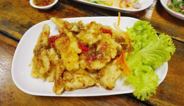 Acı tatlı ve ekşi soslu kızarmış orfoz balığı.