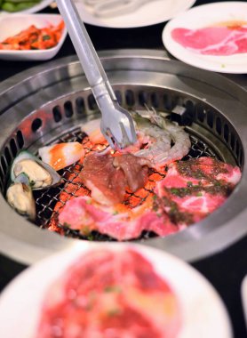 Barbekü malzemeleri ile ızgarada çiğ yiyecekler.