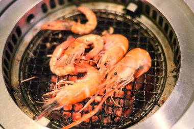 Sobada ızgara karides, mangalda mangal yakın çekim