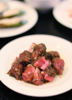 BBQ için beyaz tabakta çiğ et