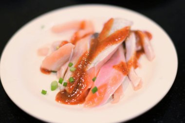 Barbekü için soslu çiğ somon.