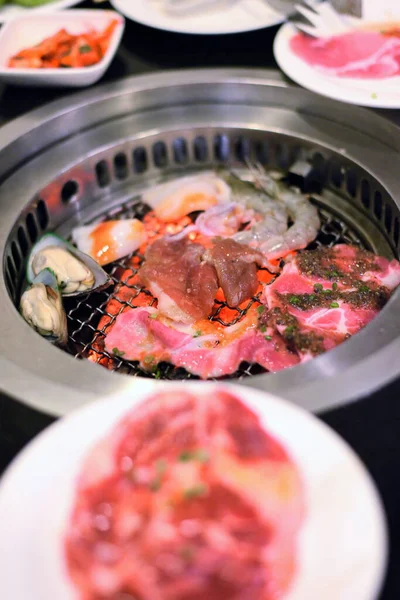 Barbekü malzemeleri ile ızgarada çiğ yiyecekler.