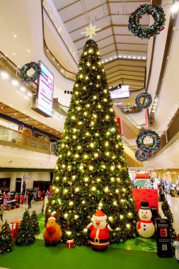 CHONBURI, THAILAND - 26 DEC : Christmas tree with decorate inside mall on 26 December 2022 in Central Siracha mall, Siracha, Chonburi, Thailand