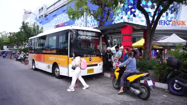 Chonburi Thailand Jan Bussparkering Vid Staion Väntar Passagerare Den Januari Royaltyfri Stockvideo