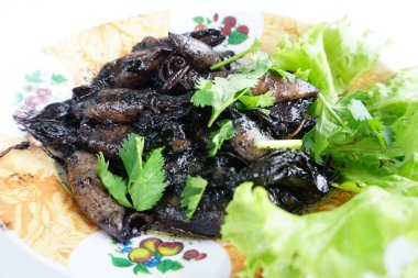 Kızarmış kalamar ve siyah mürekkep, Tayland deniz ürünleri menüsü.