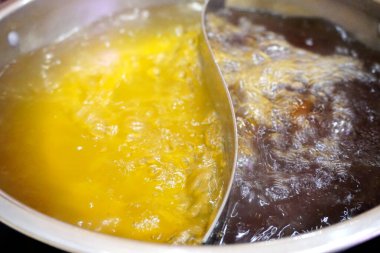 Pişirmek için sıcak tencerede kaynamış çorba yakın çekim