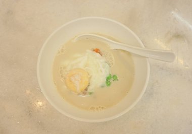 Hindistan cevizi sütü ve Tayland tatlısıyla yapışık pirinç topları.