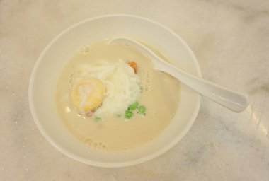 Hindistan cevizi sütü ve Tayland tatlısıyla yapışık pirinç topları.