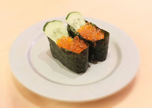 Sushi Med Friske Fiskeæg Japansk Køkken - Stock-foto