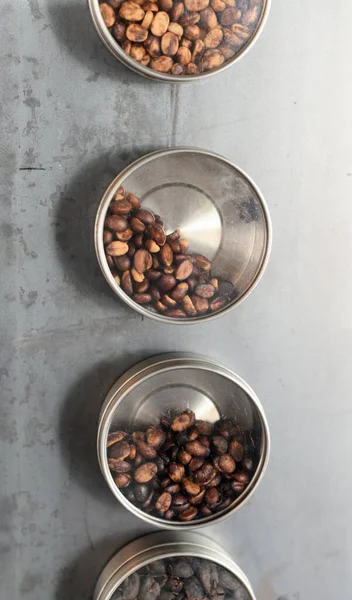 Kavrulmuş Kahve Çekirdekleri Yuvarlak Paket Halinde Duvarda — Stok fotoğraf