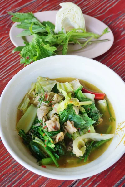 タイの煮込み豚肉とチリ エビのペースト カフィールライムの葉と甘いバジル — ストック写真