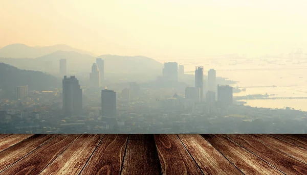 具有城市背景的木制甲板 — 图库照片