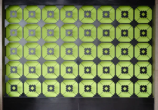 Dekoracyjny Wycinany Laserowo Metalowej Ścianie Zielonym Tłem Ściany Detal Wnętrza — Zdjęcie stockowe
