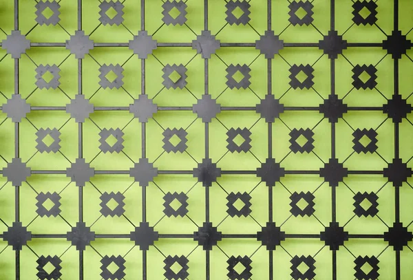 緑の壁の背景を持つ金属壁で装飾的なレーザーカット 内部の詳細 — ストック写真