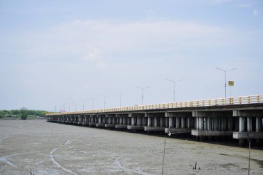 CHONBURI, THAILAND - 15 Mayıs 2023 tarihinde Chonburi, Tayland 'da gelgit üzerinde köprü