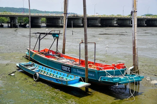 Chonburi Thailand Maj Grupp Fiskebåt Förtöjd Vid Lågvatten Med Brobakgrund — Stockfoto