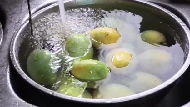 Mango Fruit Wassen Gootsteen — Stockvideo