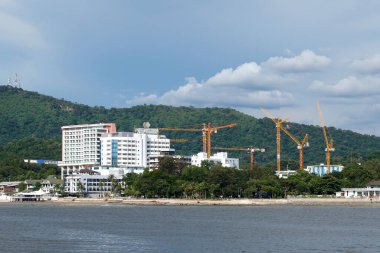 CHONBURI, THAILAND - 23 AUG: 23 Ağustos 2020 'de Siracha, Chonburi, Tayland' da deniz kenarındaki inşaat alanında vinç grubu