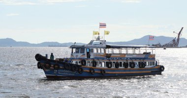CHONBURI, THAILAND - 23 AUG: 23 Ağustos 2020 'de Chonburi, Tayland' da denize demir atan feribot