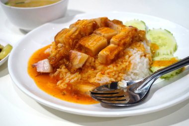 Tatlı güveç soslu çıtır domuz eti, pilav, Çin mutfağı.