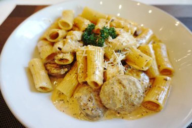 Mantarlı İtalyan sosisi ve krema sosu.