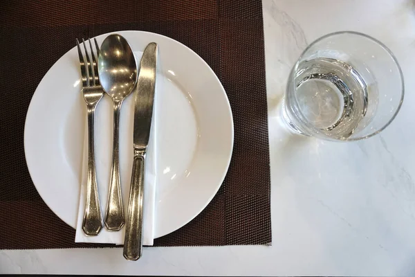 テーブルの上のナイフとフォークの準備 — ストック写真