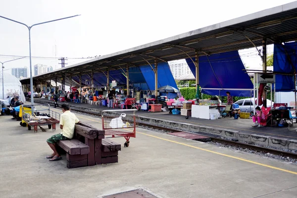 Bangkok Tailândia Maio Pessoas Sentadas Banco Lado Ferrovia Maio 2023 — Fotografia de Stock