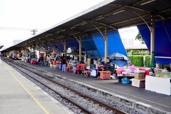 Bangkok Thailand Μαιου Ομάδα Μικρών Καταστημάτων Δίπλα Στο Σιδηρόδρομο Στις — Φωτογραφία Αρχείου