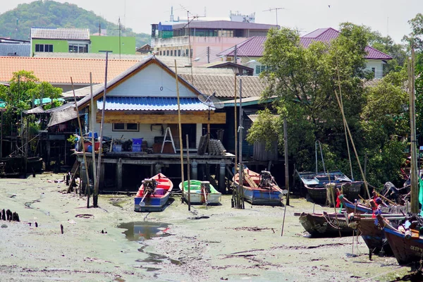 Casa Com Barco Pescador Ancorado Mar Maré Baixa — Fotografia de Stock