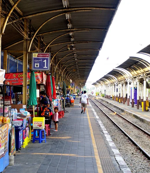 Bangkok Thailand May Unidentified Man Walking Platform Small Shops Railway — Stock Photo, Image